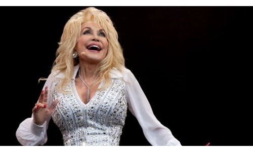 DOLLY PARTON İÇİN ABD'DE BAYRAKLAR BİR HAFTA YARIYA İNİYOR
